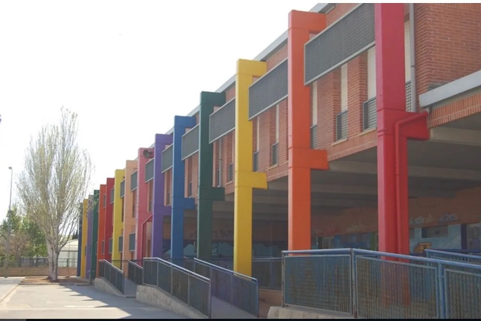 CEIP El Pati de Silla, con el patio y el edificio principal